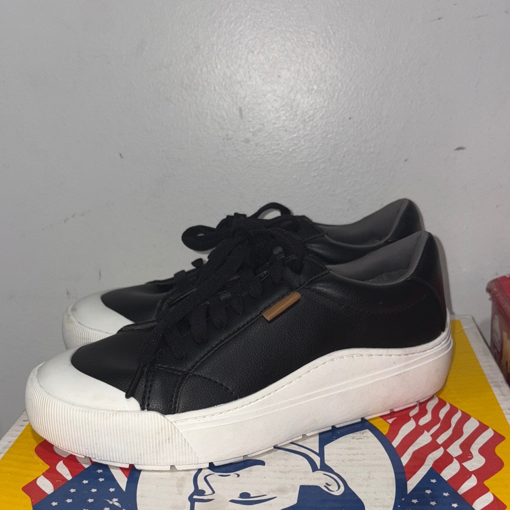 Dr. Scholls Black and White Sneakers size 6.5M